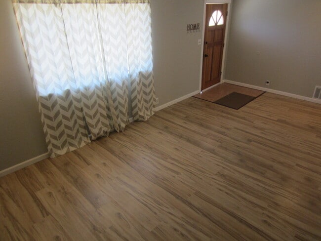 Building Photo - $1450 | 2BR/1BA House | Pet Friendly Ranch...