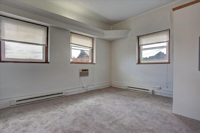 Building Photo - Cozy Studio Apartment - Menomonie, WI