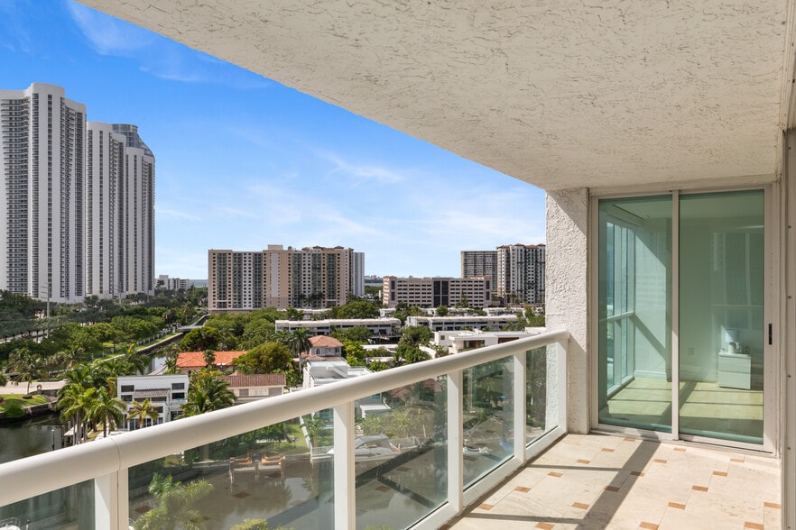 Building Photo - 16400 Collins Ave