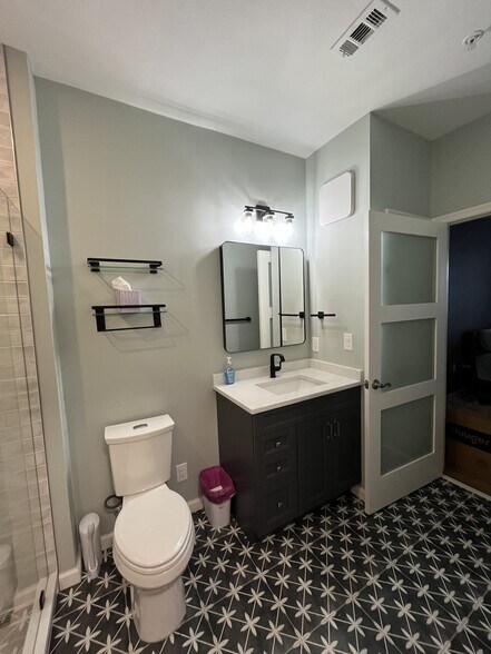 Building Photo - 27 Booth St