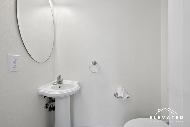 Building Photo - 905 Doubles Dr