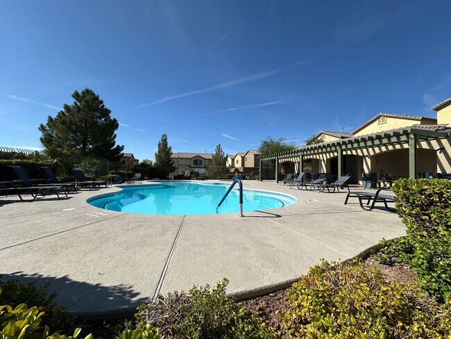 Building Photo - 3 BEDROOM + LOFT HOME IN GATED COMMUNITY I...