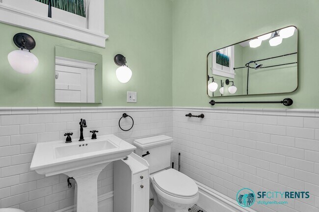 Building Photo - Castro/Eureka Valley: Top Floor Flat w/ in-unit W/D & Shared Yard