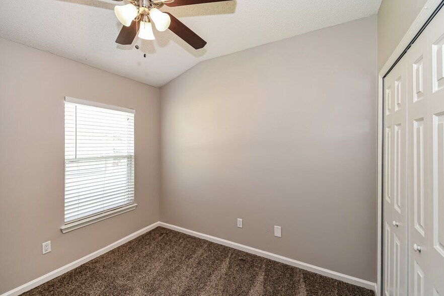 Building Photo - 2741 Acorn Park Dr N