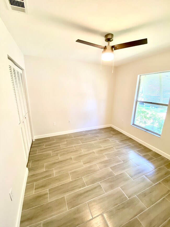 Building Photo - 5340 Royal Palm Ave