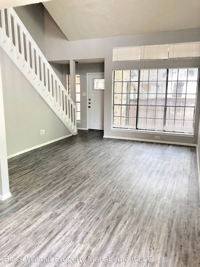 Building Photo - 1900 Albury Cove