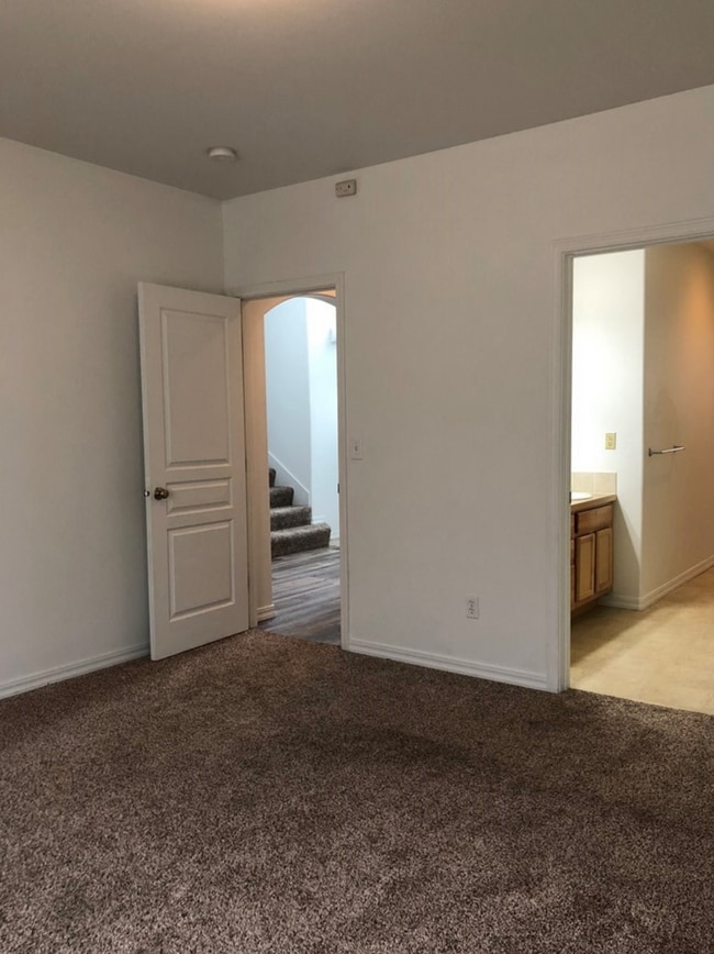 Building Photo - Large 3 Bedroom Home in Park Orchard Neigh...