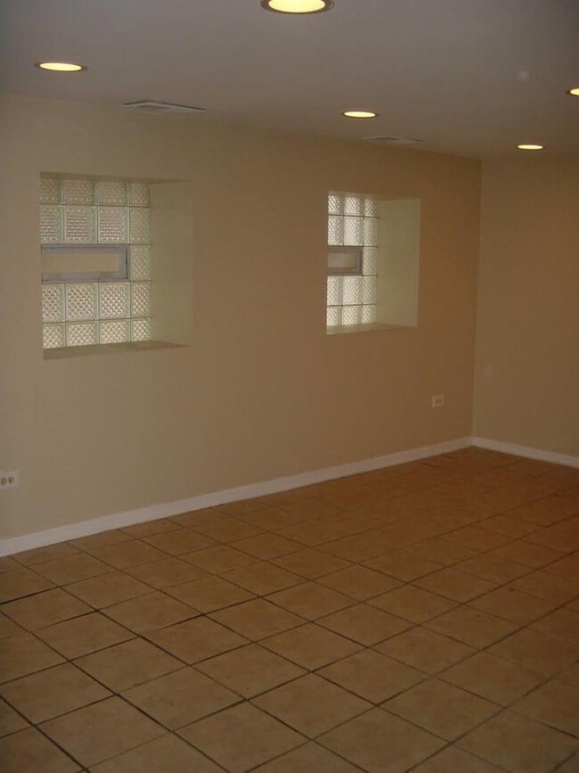 Building Photo - 4335 N Sacramento Ave