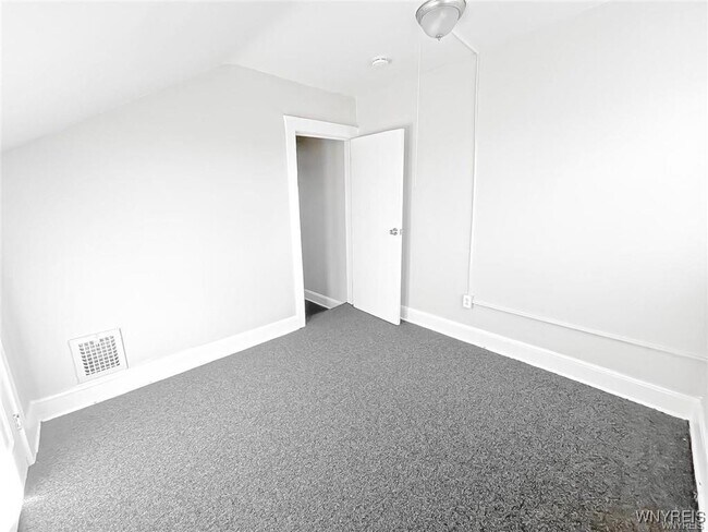 Building Photo - 527 24th St