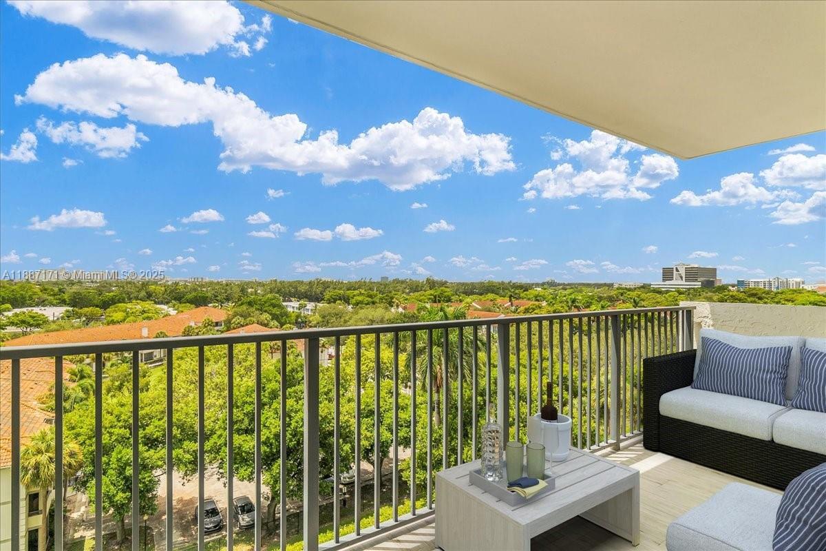 Building Photo - 3200 Port Royale Dr N