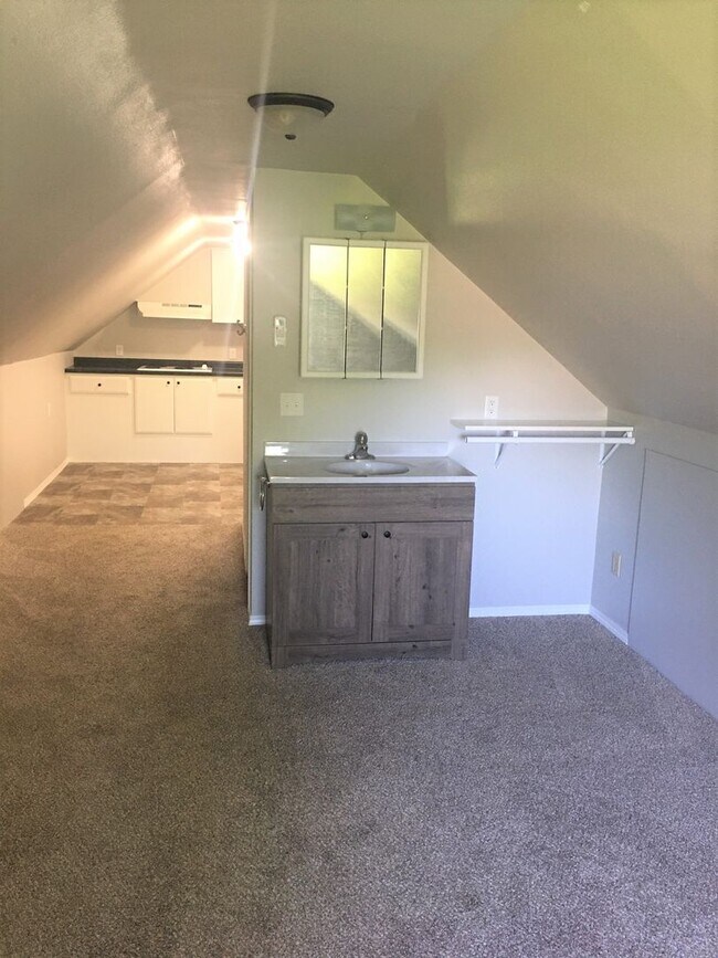 Building Photo - 105 7th Ave SE