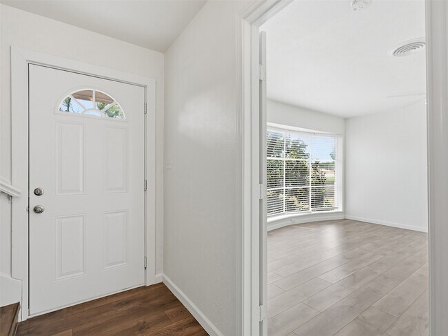 Building Photo - 2121 Canton Dr