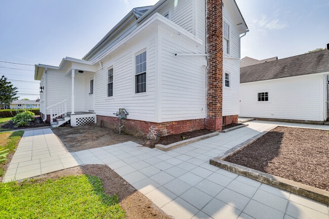 Building Photo - 1070 Enfield St