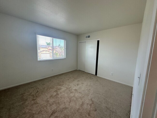 Building Photo - A stunning 4-bedroom haven, fully renovate...