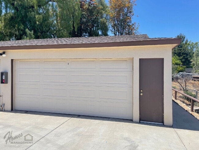 Building Photo - Homes Management - 2 Bed, 1.5 Bath Duplex ...