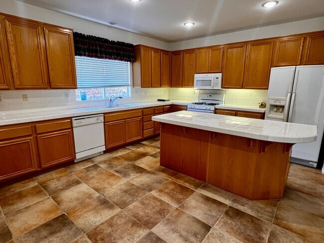 Building Photo - Spacious 4-Bedroom Murrieta Home with Loft & 3-Car Garage