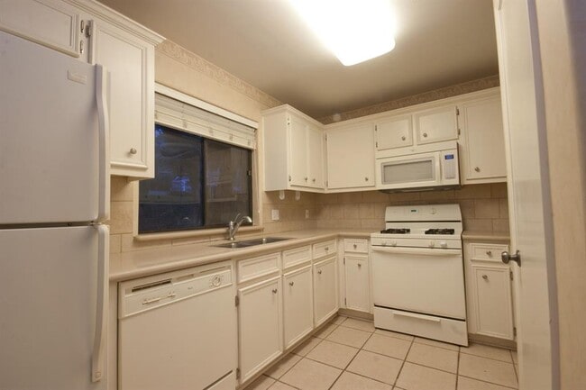 Building Photo - 1922 Holly Hill Dr