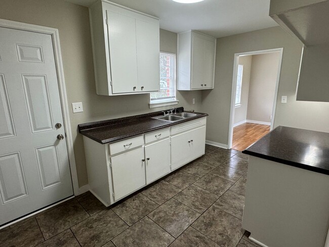 Building Photo - Stunning 3-Bedroom