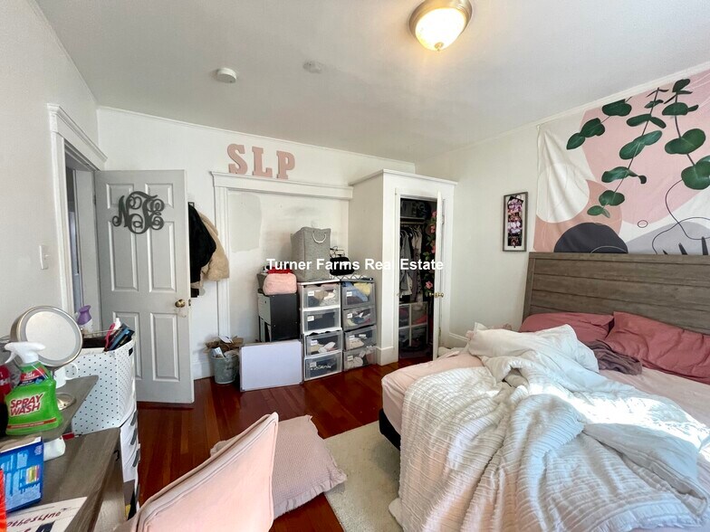 Building Photo - 162 Kelton St