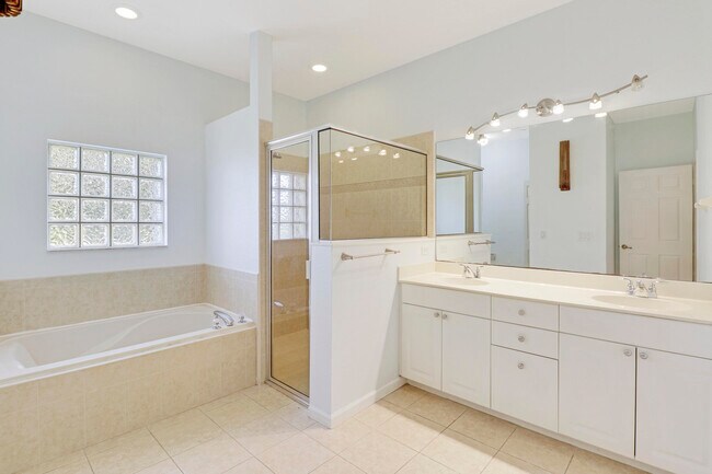 Building Photo - 595 Waverly Cir