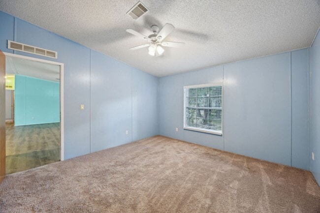 Building Photo - Spacious 3/2 Home on Nearly an Acre in Fer...