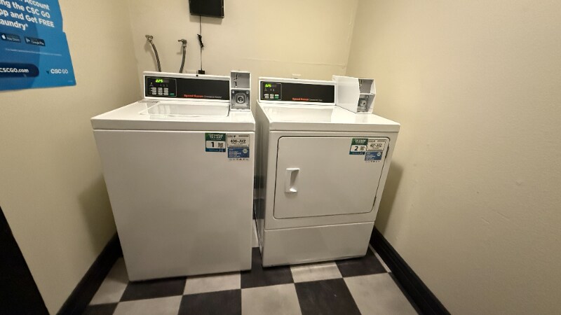 Building Photo - 7044 Hawthorn Ave