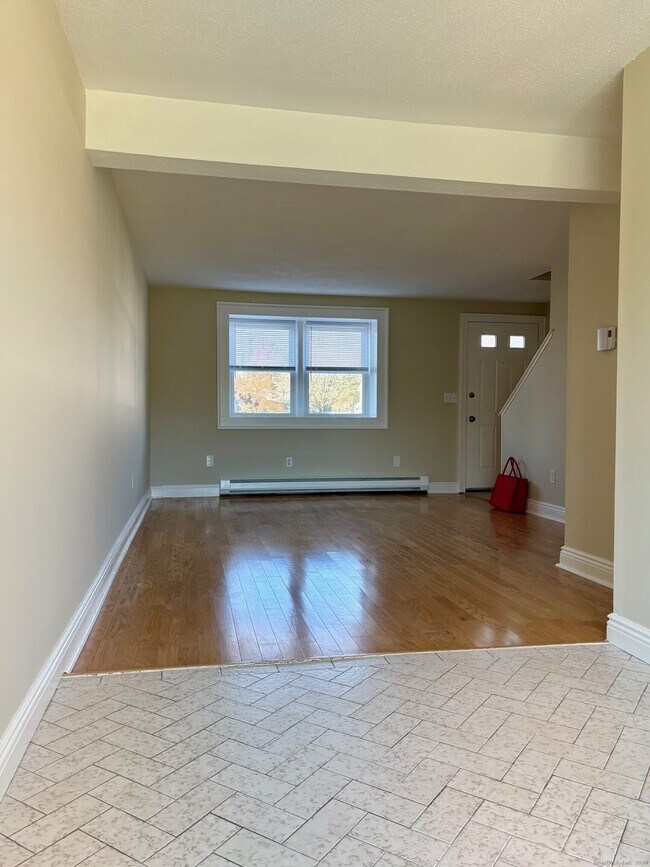 Building Photo - 211 E Main St