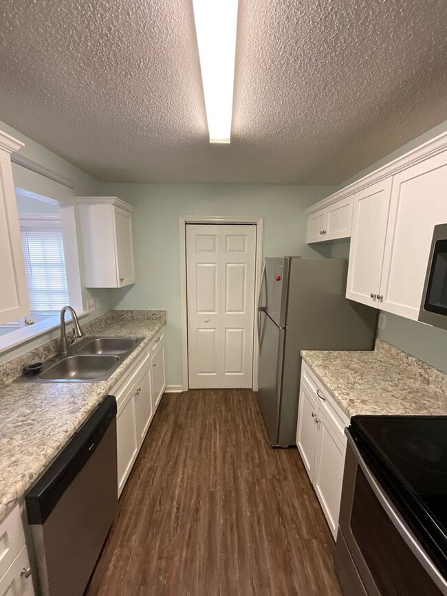 Building Photo - 3924 Miramar Ct