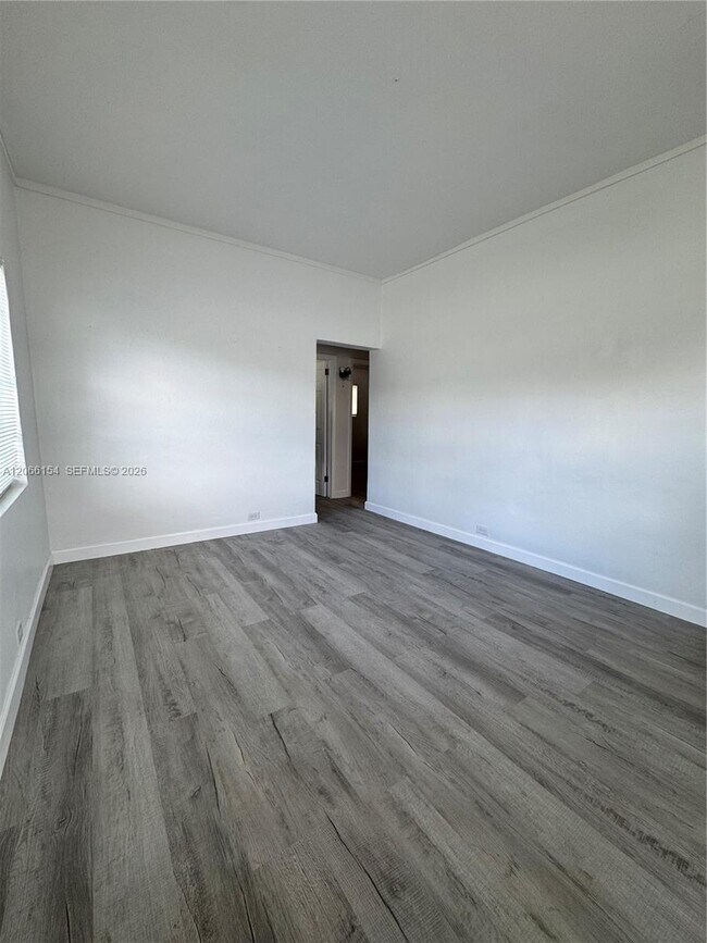 Building Photo - 568 E 49th St