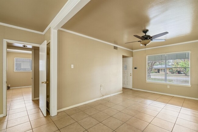 Building Photo - 214 W Strickland St