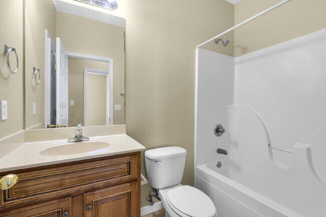 Building Photo - "Charming 3-Bedroom Townhouse Oasis in For...