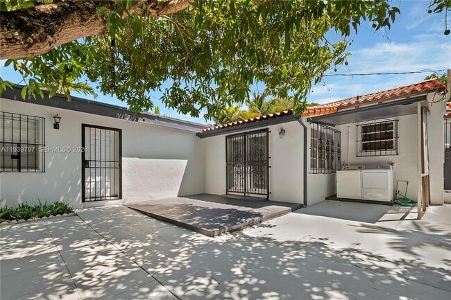 Building Photo - 2327 SW 22nd Terrace