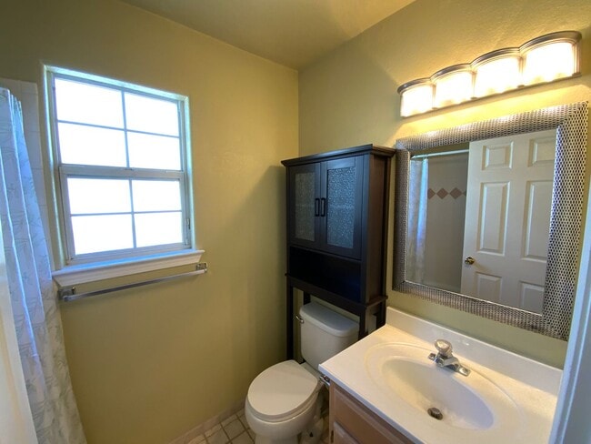 Building Photo - 3 Bedroom Single Story Home Near Unser Blv...
