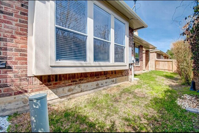 Building Photo - 75 Tapestry Forest Pl