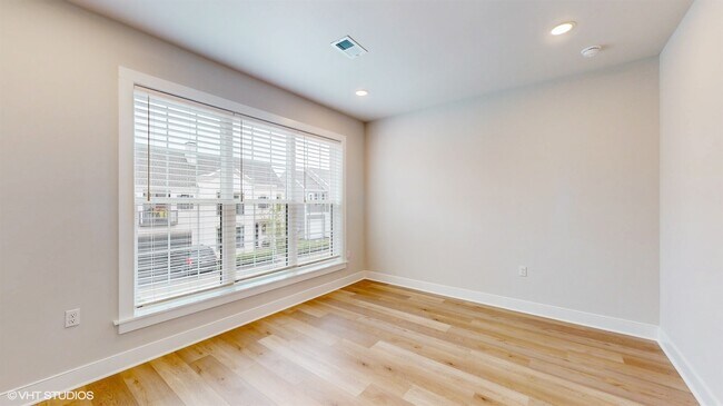 Building Photo - 314 E Lake St