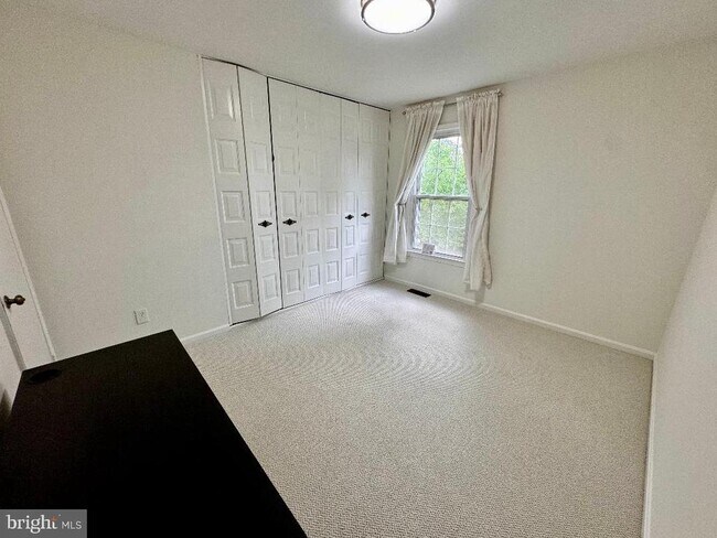 Building Photo - 15712 Edgewood Dr