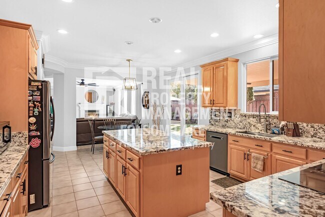 Building Photo - 5bd 3ba home in desirable Carmichael neighborhood