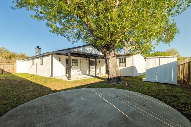 Building Photo - 1102 Ashdale Dr