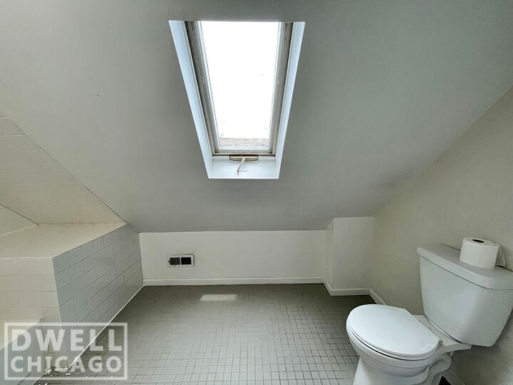 Building Photo - 3631 N Hermitage Ave