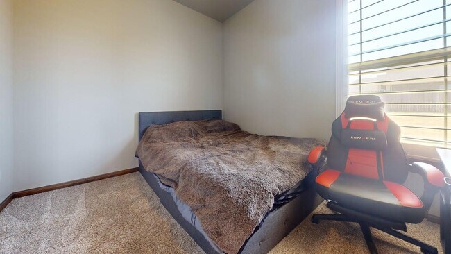 Building Photo - 373 NE Sanders Dr