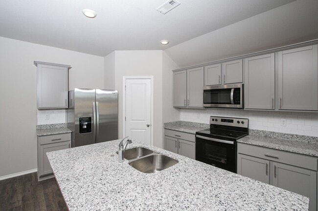 Building Photo - 606 Comanche Dr