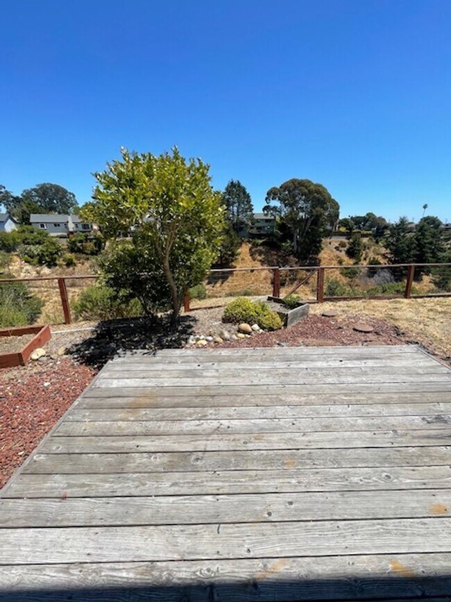 Building Photo - Four bedroom two and half bath on the uppe...