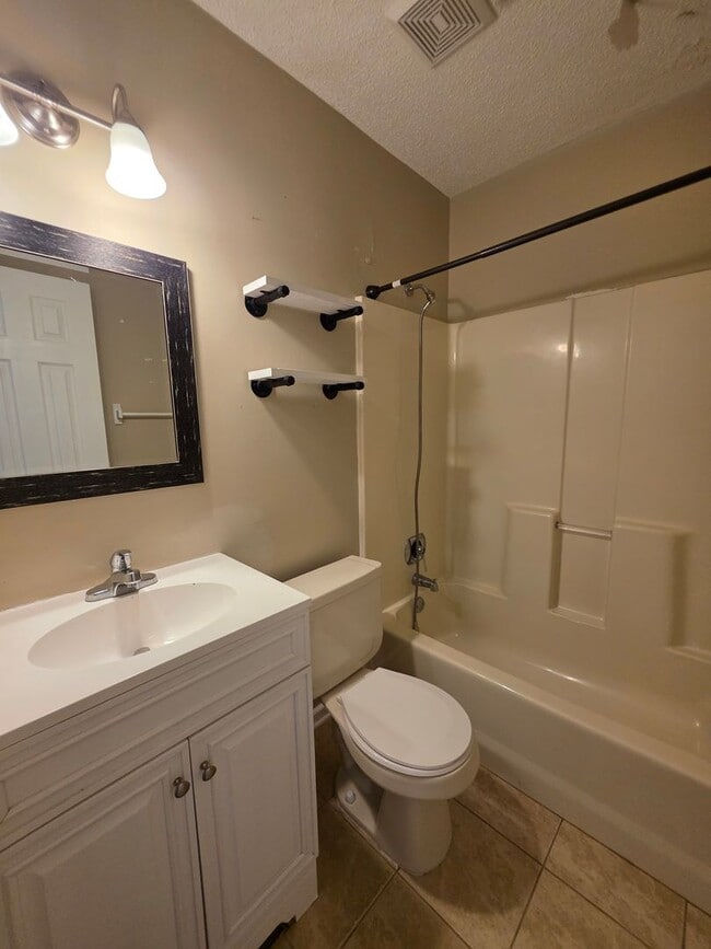 Building Photo - 206 S Ginger Dr