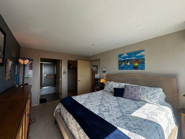 Building Photo - Fully Furnished Downtown Everett Condo wit...