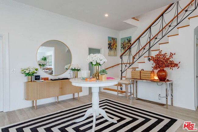 Building Photo - 508 N Canon Dr