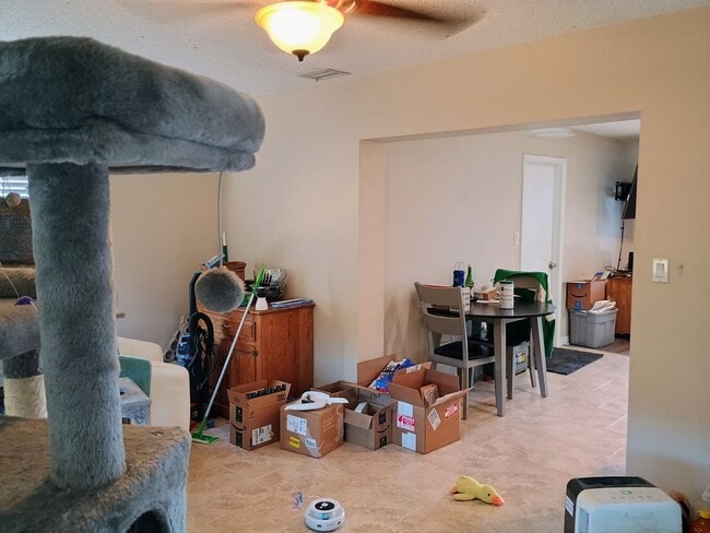 Building Photo - 2 bedroom 1 bathroom