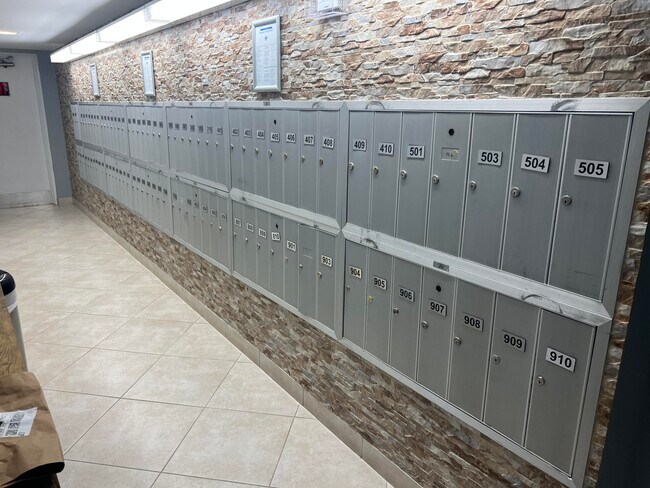 Building Photo - 3300 N Palm Aire Dr