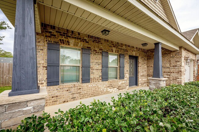 Building Photo - Charming Home Move-in Ready!