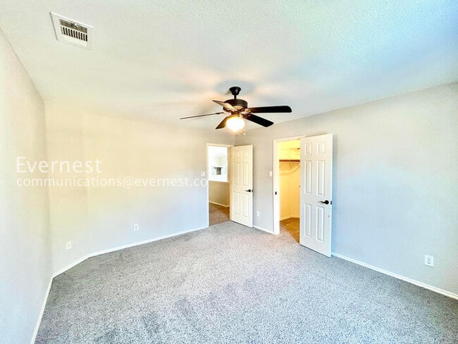 Building Photo - 5 Bed/3.5 Bath Home with Fenced Yard & Garage / Pet-Friendly / Vouchers Accepted