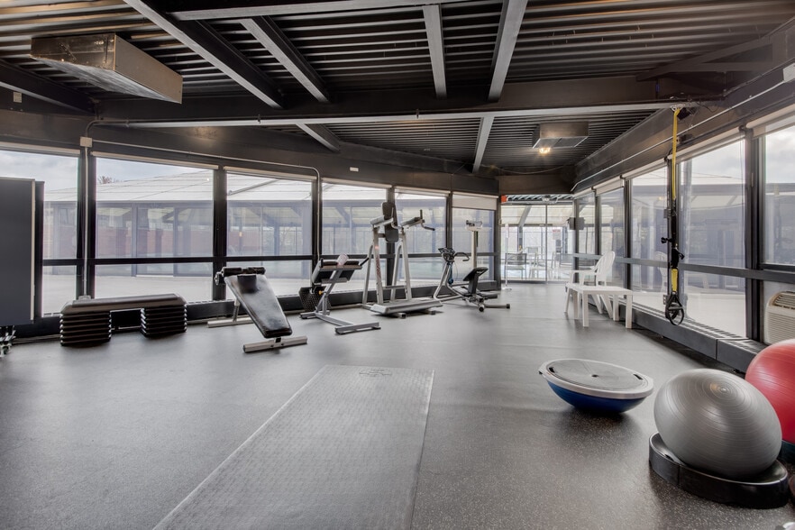 Building Photo - 5415 N Sheridan Rd